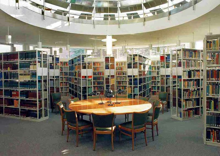 Bibliothek im 2. Obergeschoss - small